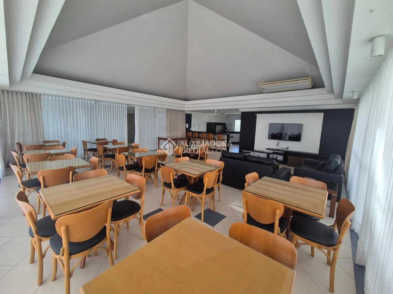 Furnished apartment with 3 bedrooms and 137 m² — photo 33