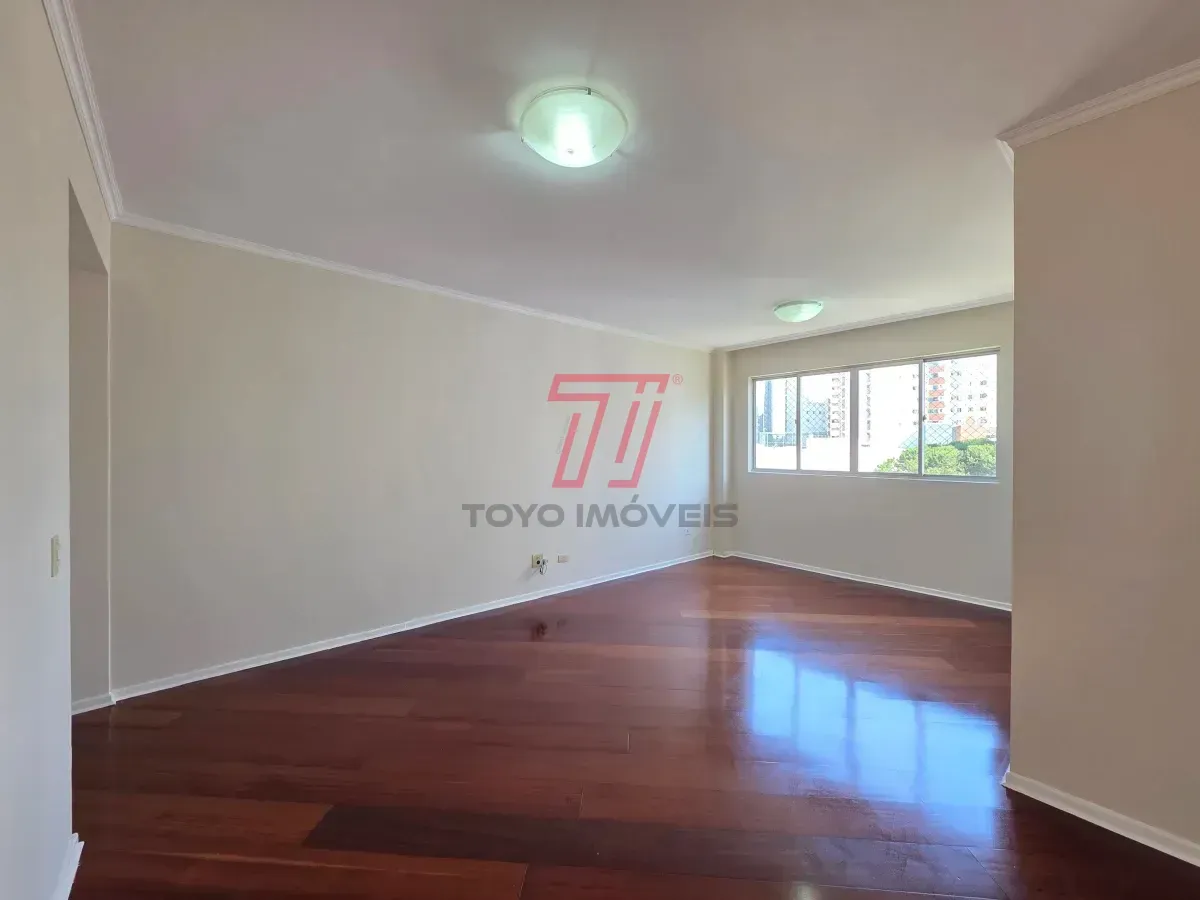 Apartamento de 3 quartos com piso de madeira na sala — photo 5