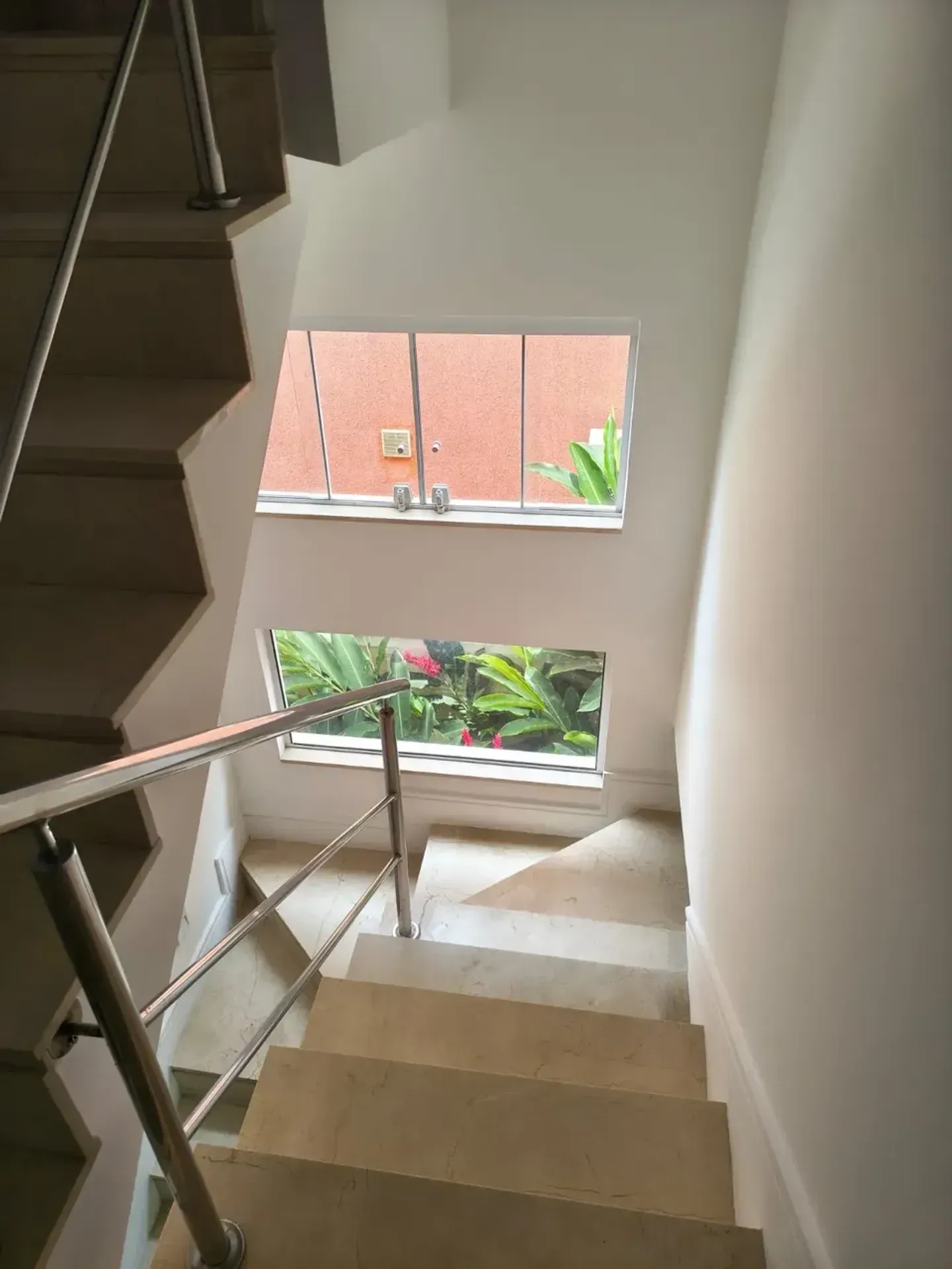 3-floor house with 4 en-suite bedrooms and 5 baths — photo 14