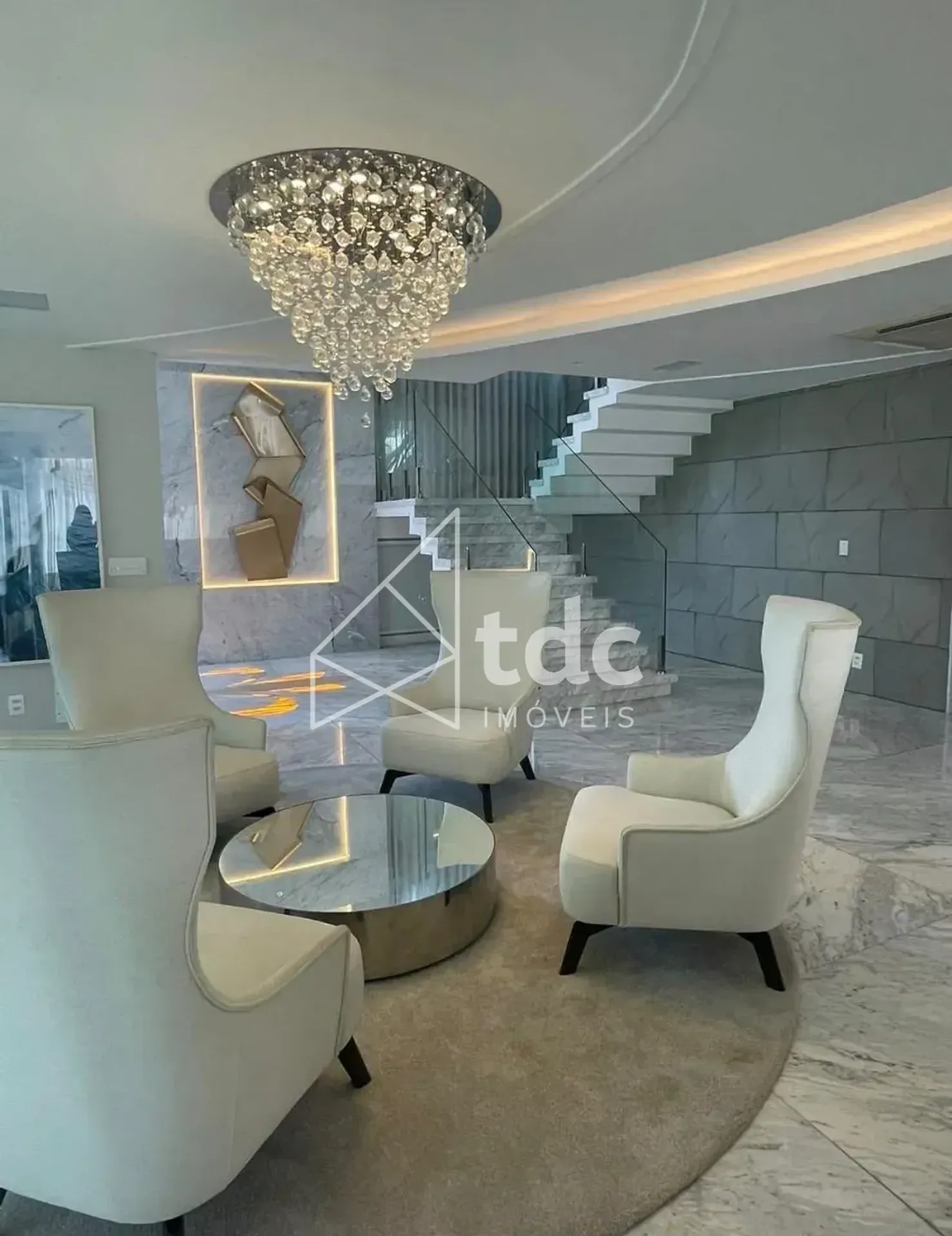 Bathtub in a 5-bedroom house, 900 m²