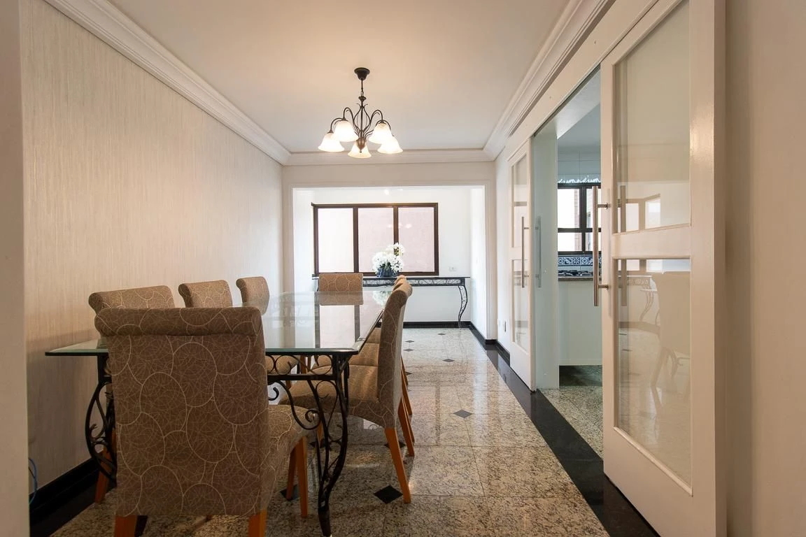 3-bedroom apartment with a bathtub in Curitiba — photo 38