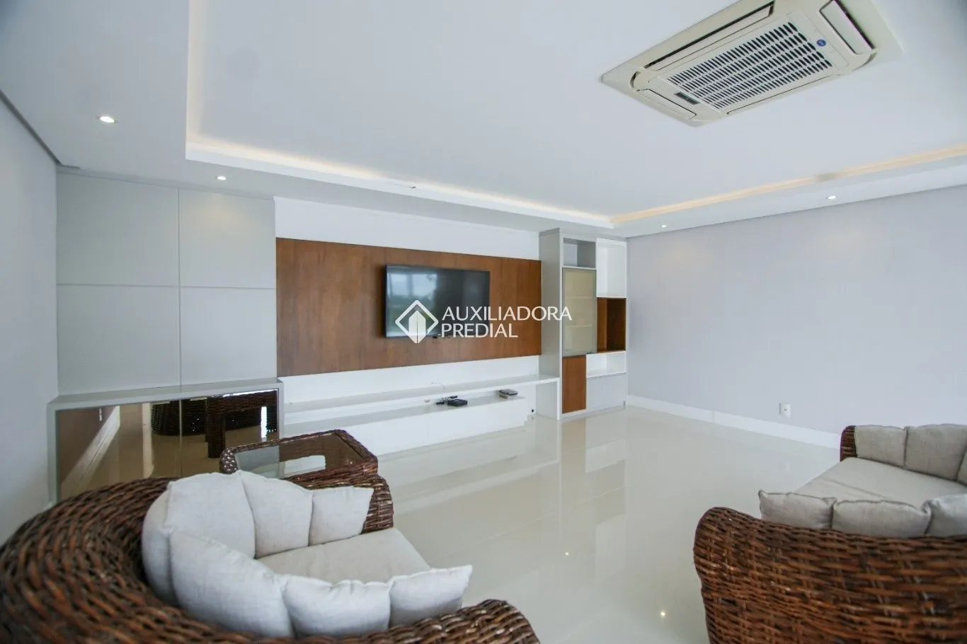 Furnished house with 5 bedrooms and 4 en-suite suites