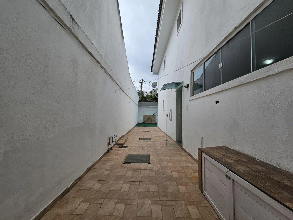 6-bedroom house with a closed-off kitchen — photo 10