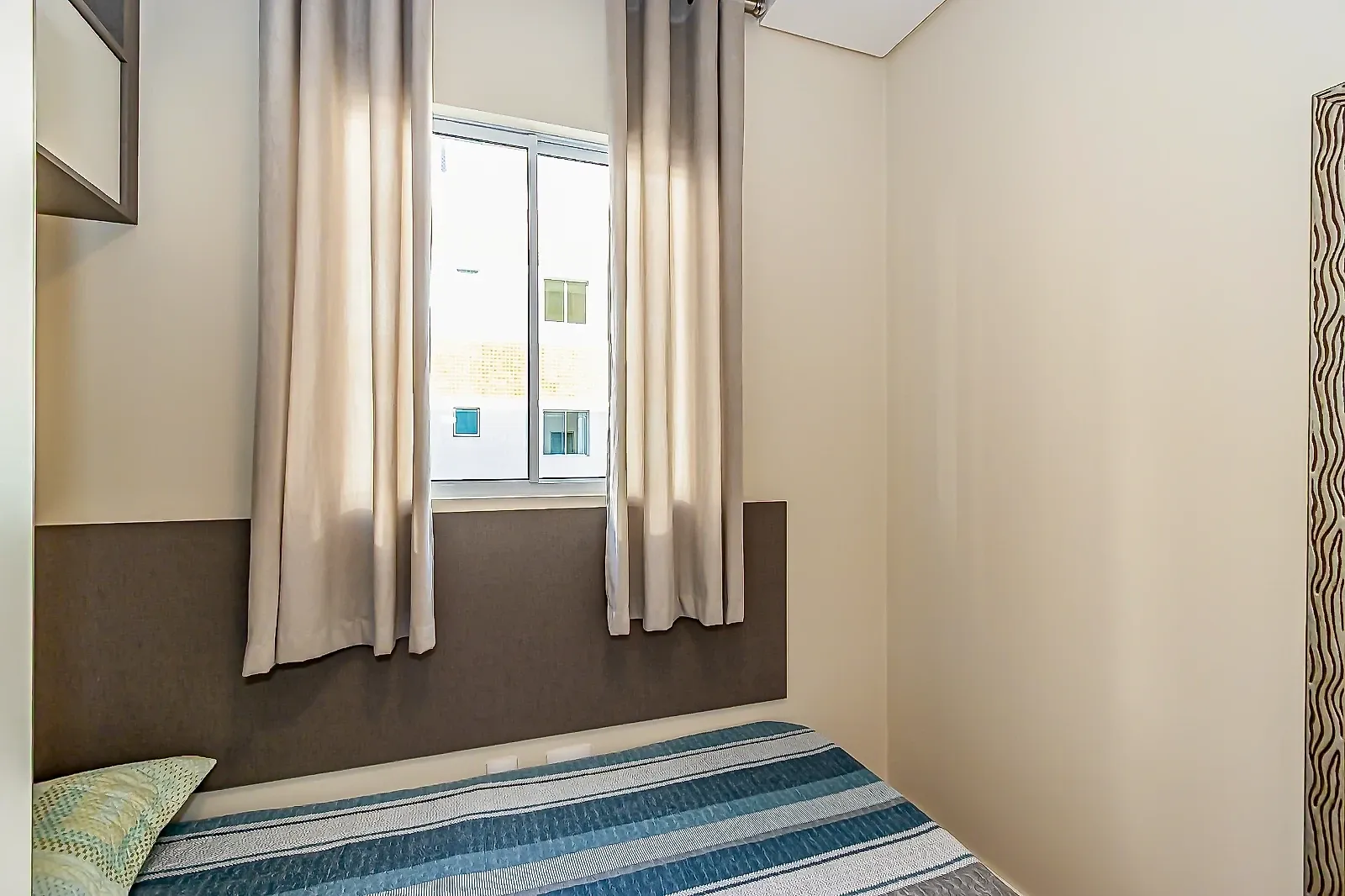 Balcony with a grill in a 3-bedroom apartment, 74 m² — photo 7