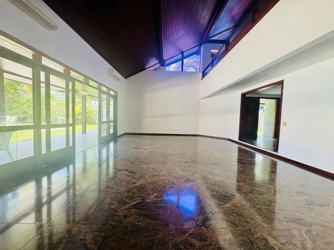 House with 5 suites and an integrated kitchen — photo 50