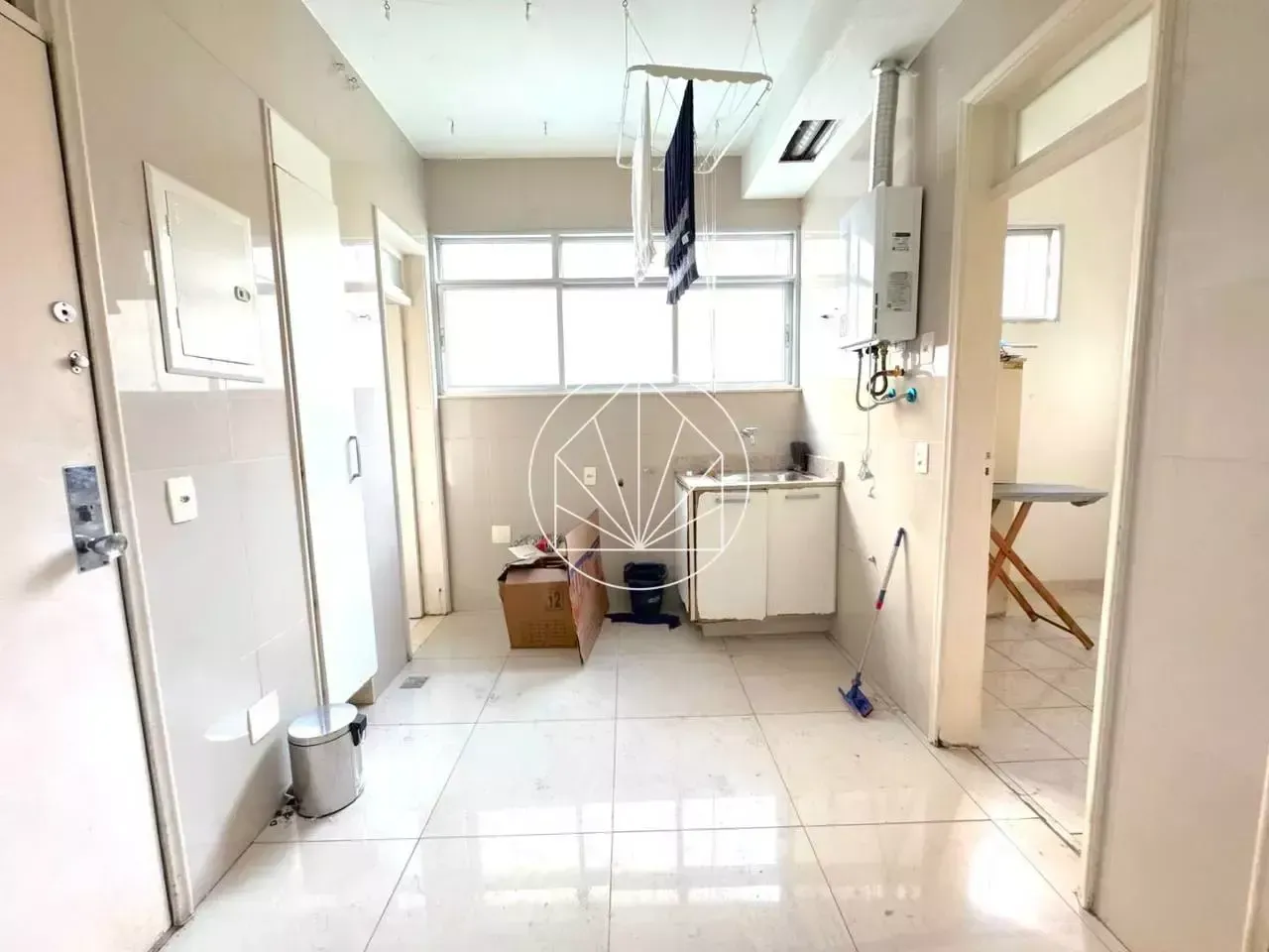 Apartamento de 3 quartos com cozinha fechada e 210 m² — photo 11