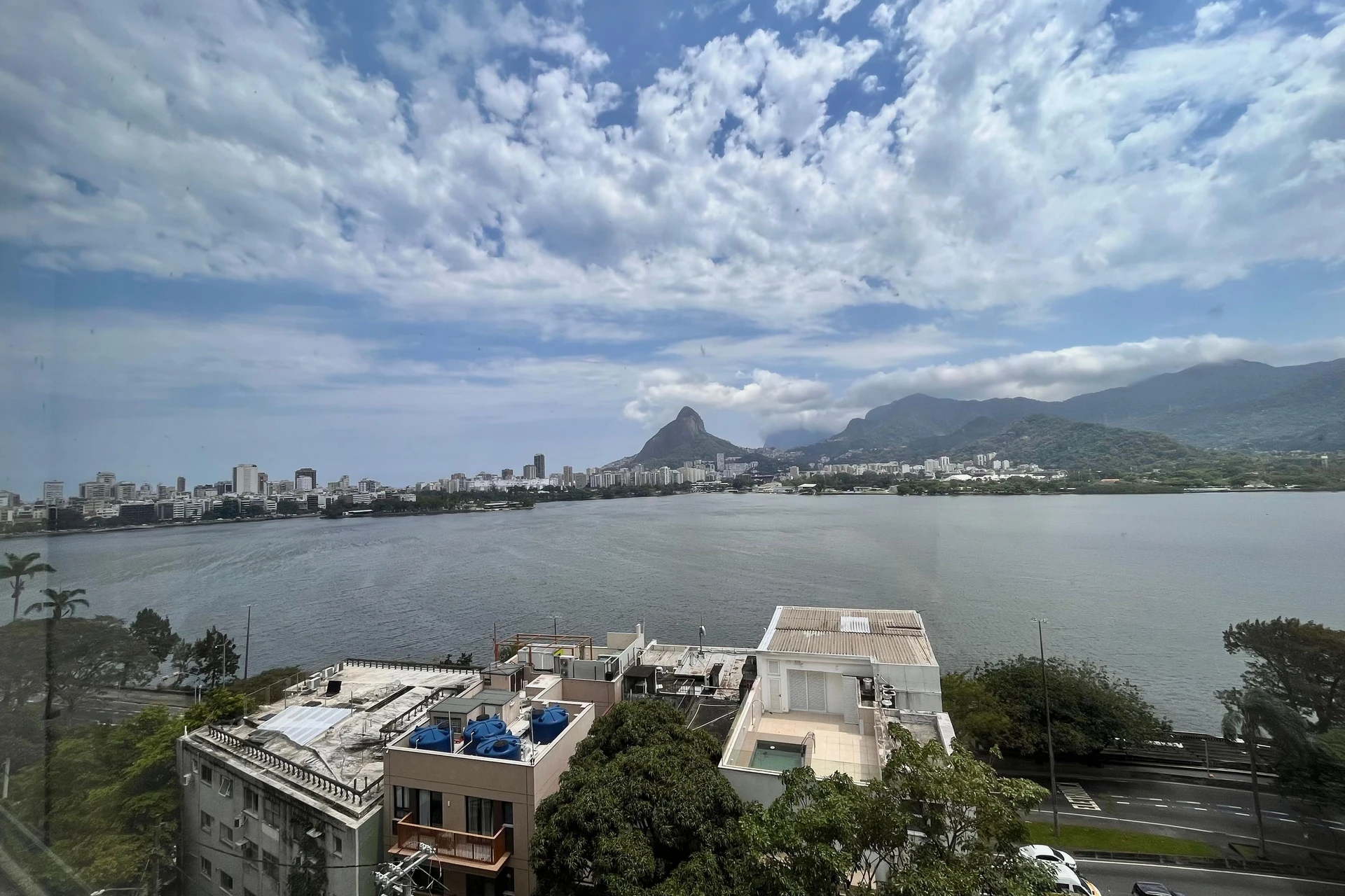 3-bedroom apartment with a water view — photo 34