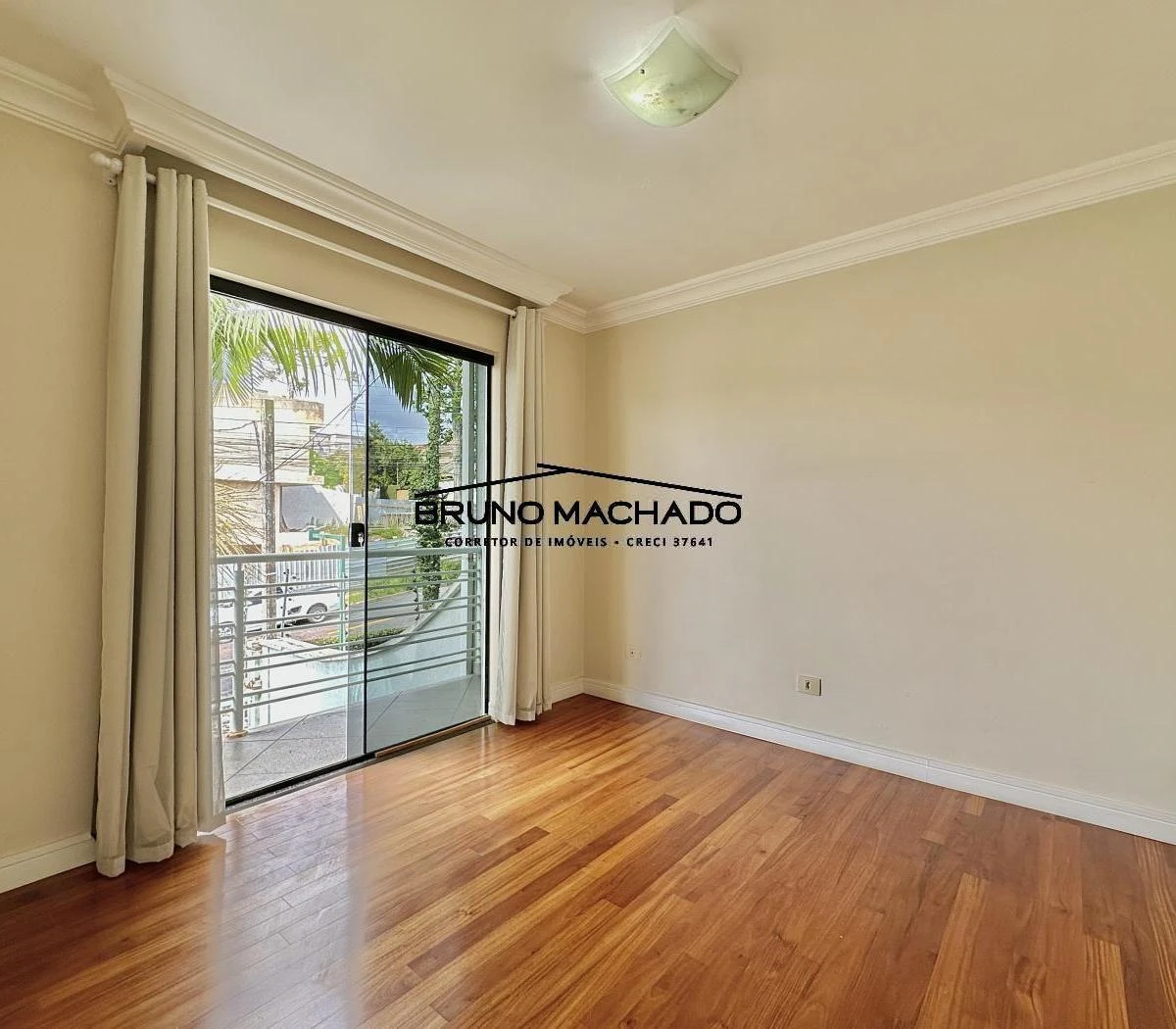3-bedroom house with a walk-in closet in Curitiba — photo 42