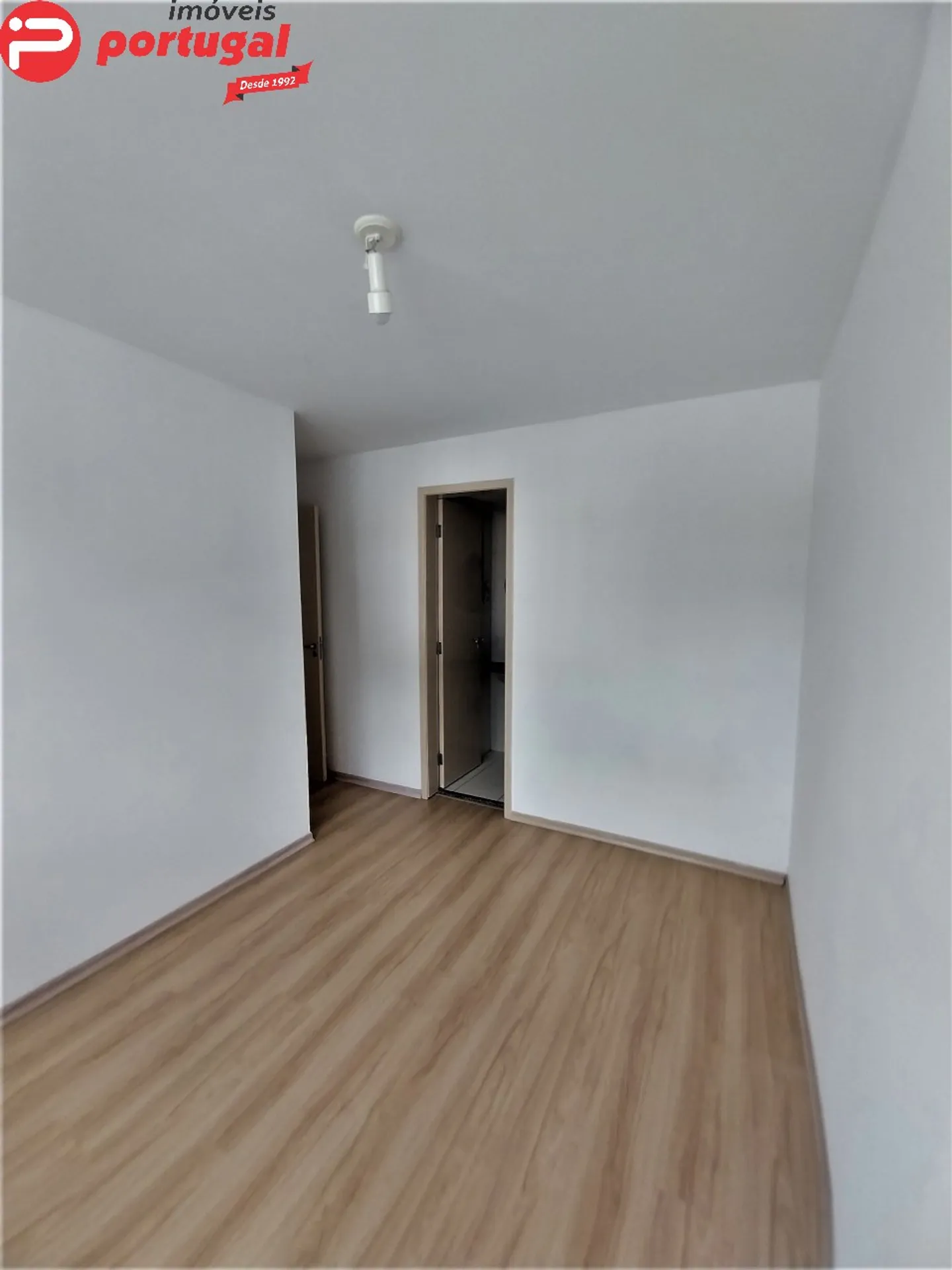 Apartamento com piso de madeira ou laminado, Portão — photo 15