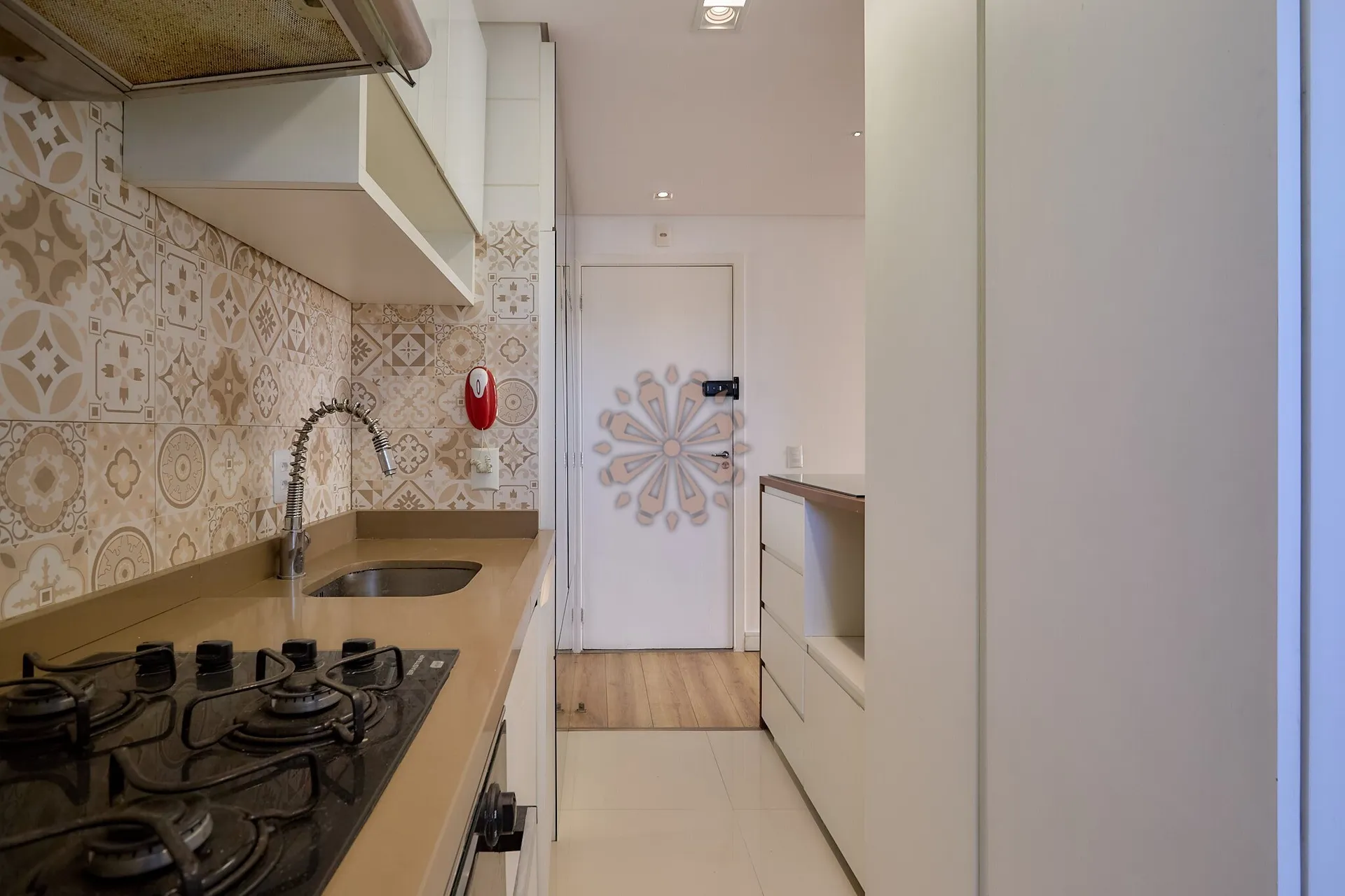 Furnished apartment, 68 m², with a glass-enclosed balcony — photo 3