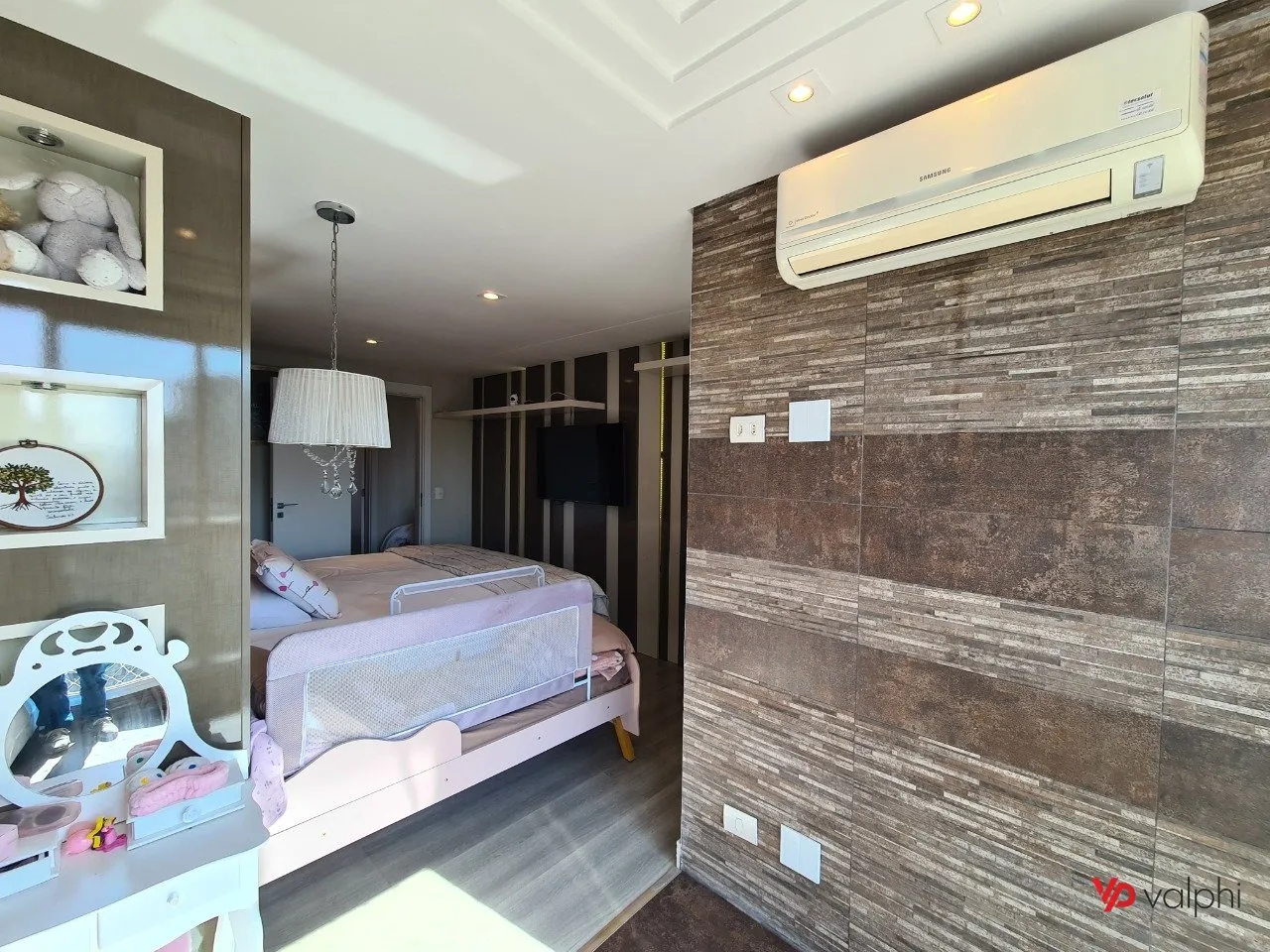 Furnished 2-bedroom apartment with enclosed balcony — photo 38