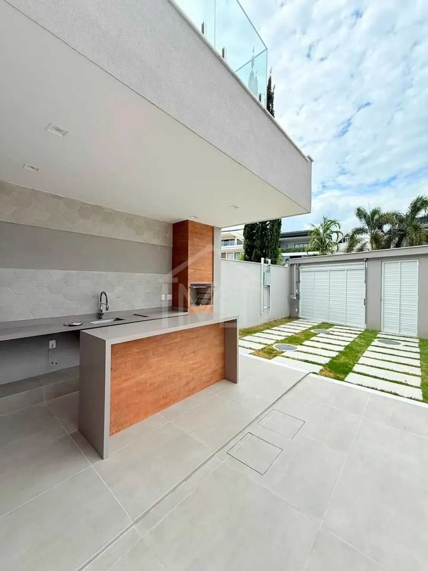 Triplex house with 280 m², 5 suites and balcony grill — photo 5