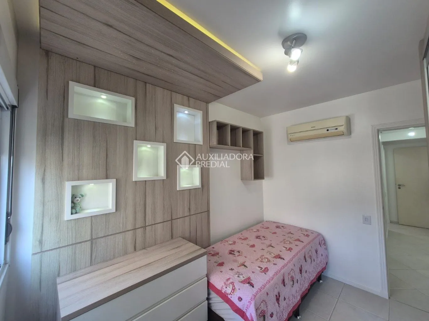 Furnished apartment with 3 bedrooms and 137 m² — photo 18