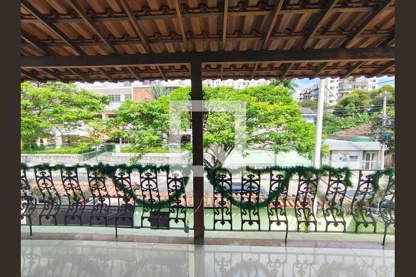 Furnished house with 5 bedrooms and 631 m² — photo 46