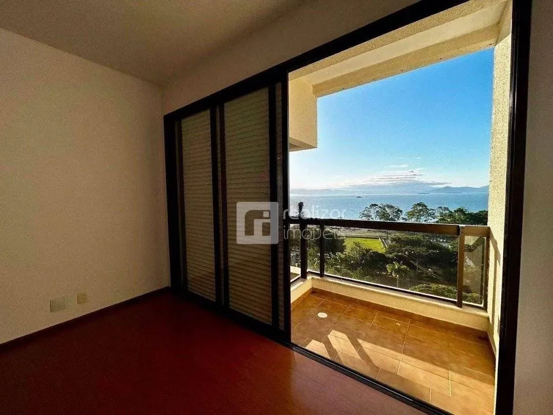 4-bedroom apartment with 3 en-suite baths and 303 m² — photo 5