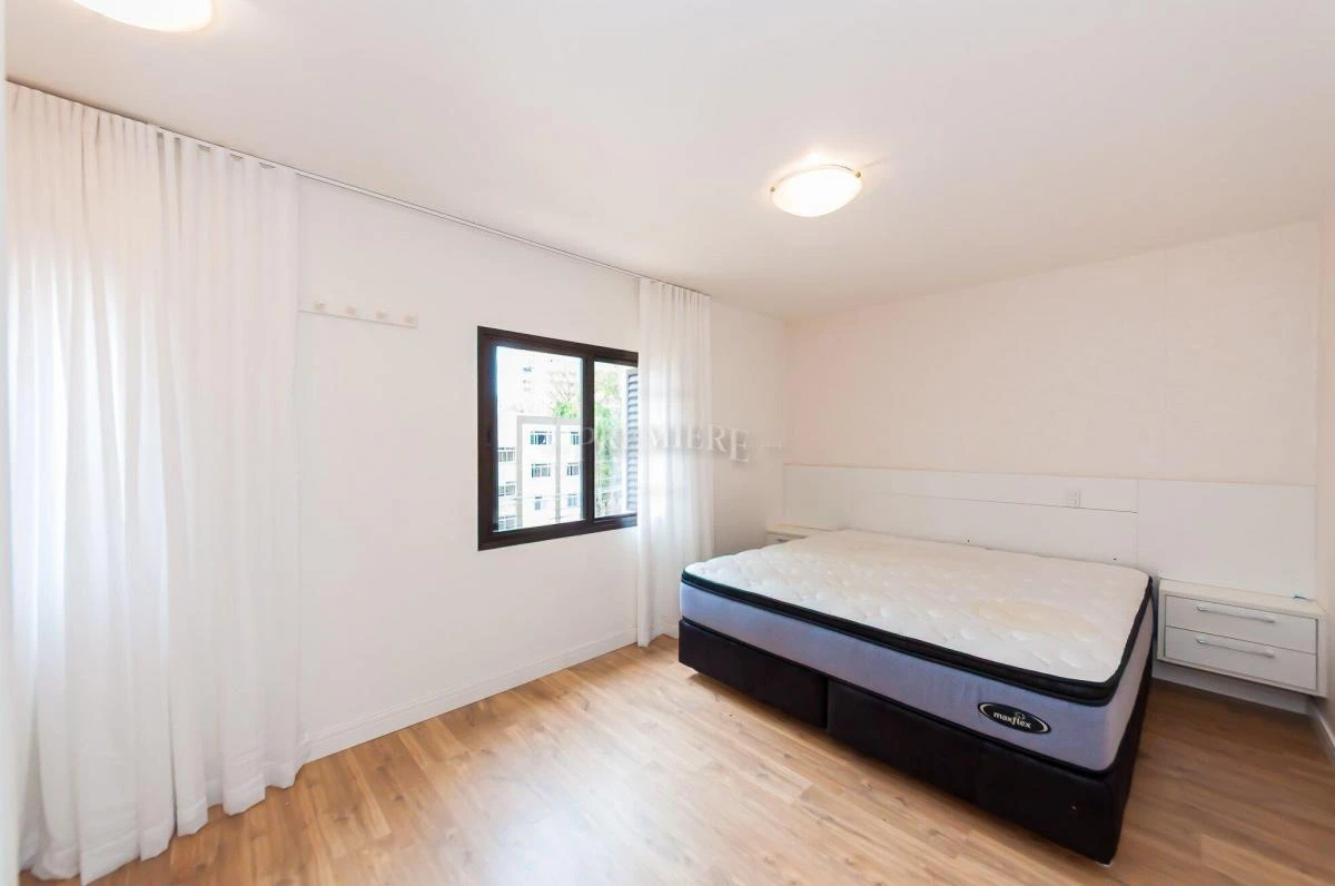 3-bedroom apartment with a bathtub in Curitiba — photo 23