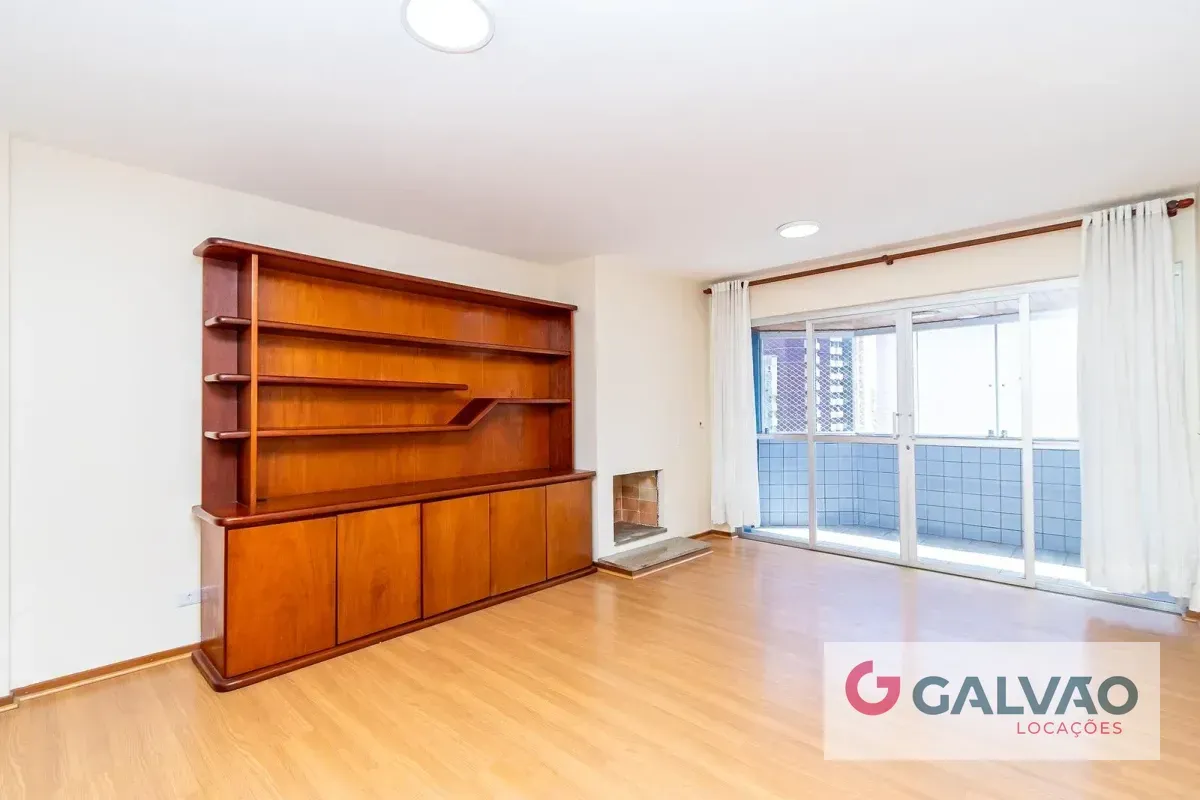 Glass-enclosed balcony in a 3-bedroom apartment, 116 m² — photo 8