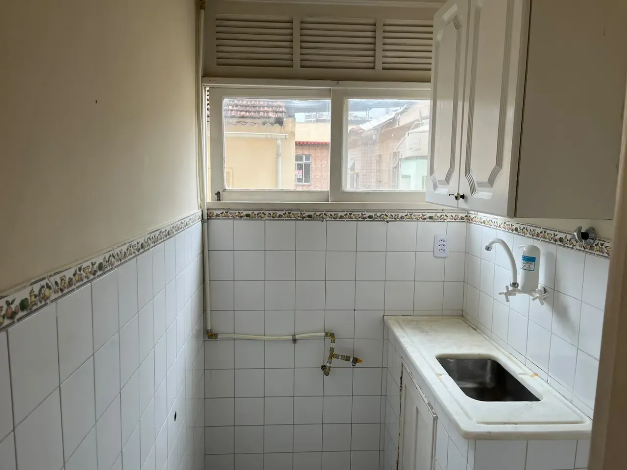 One-bedroom apartment with wood or laminate floors — photo 2