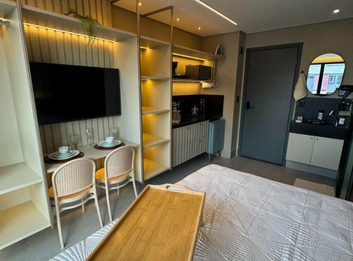 1-bedroom apartment with a compact kitchenette and microwave — photo 2