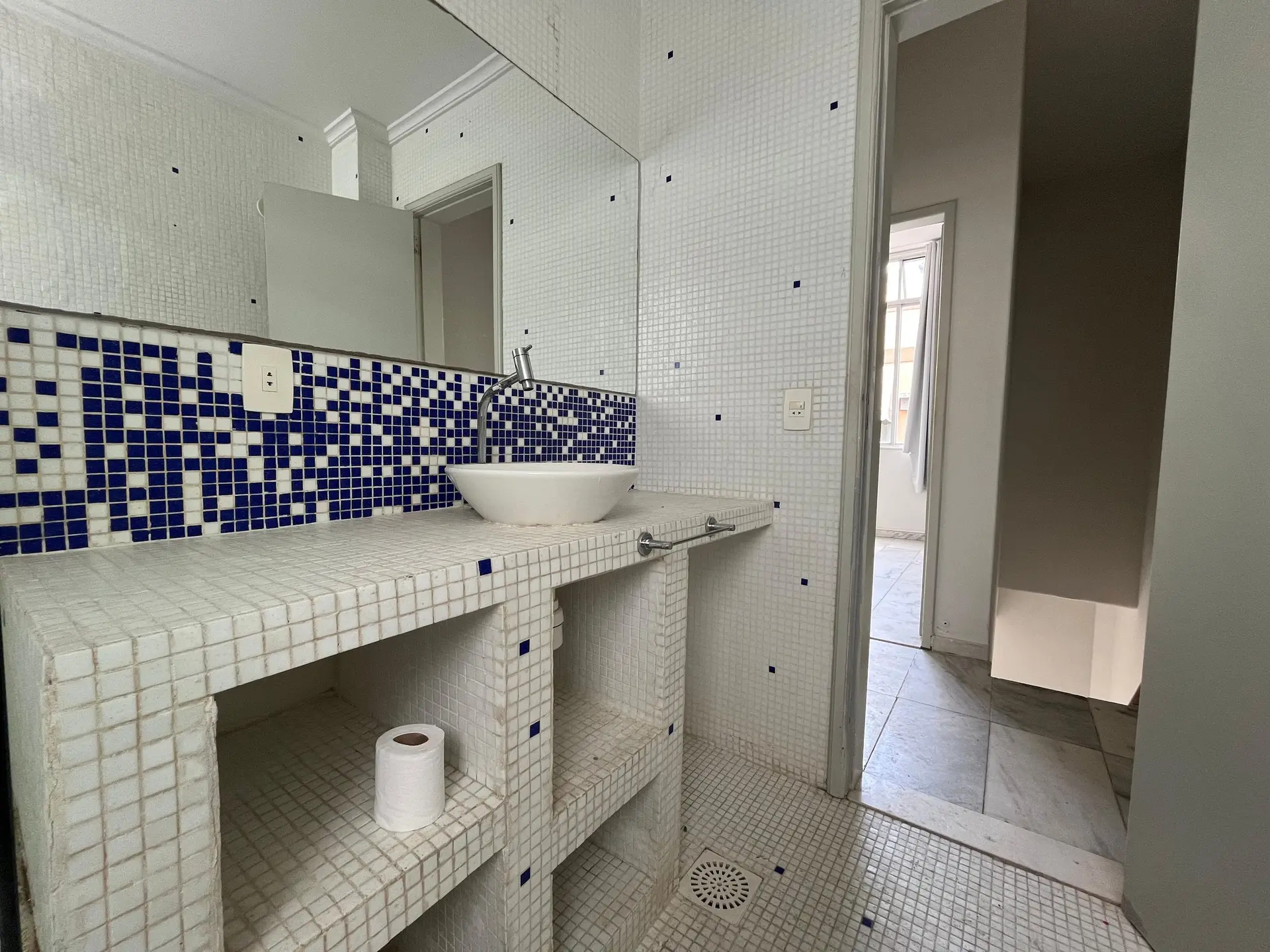 Bathtub in a 2-bedroom apartment, 170 m² — photo 25