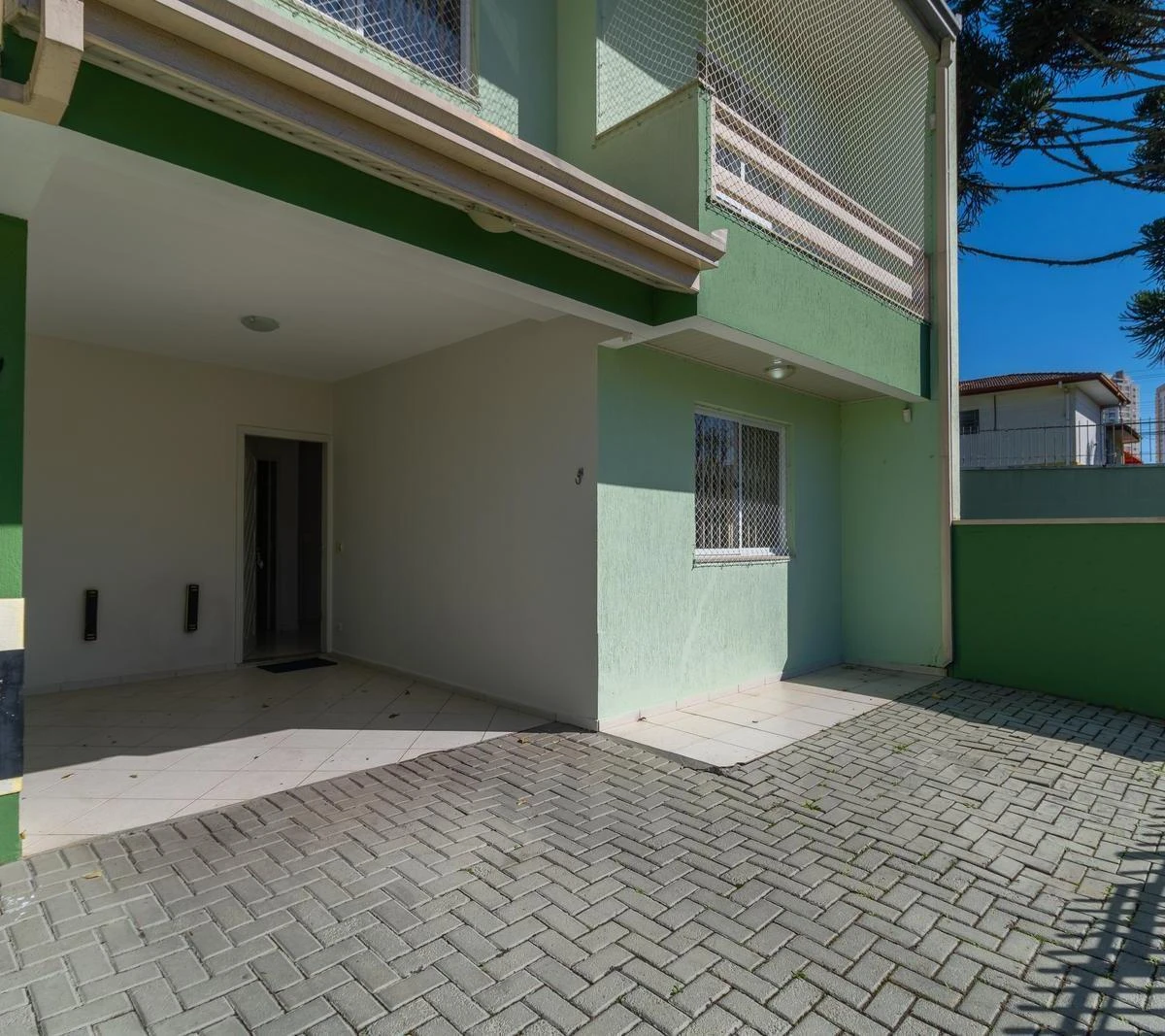 Walk-in closet in a 3-bedroom house, 140 m² — photo 23