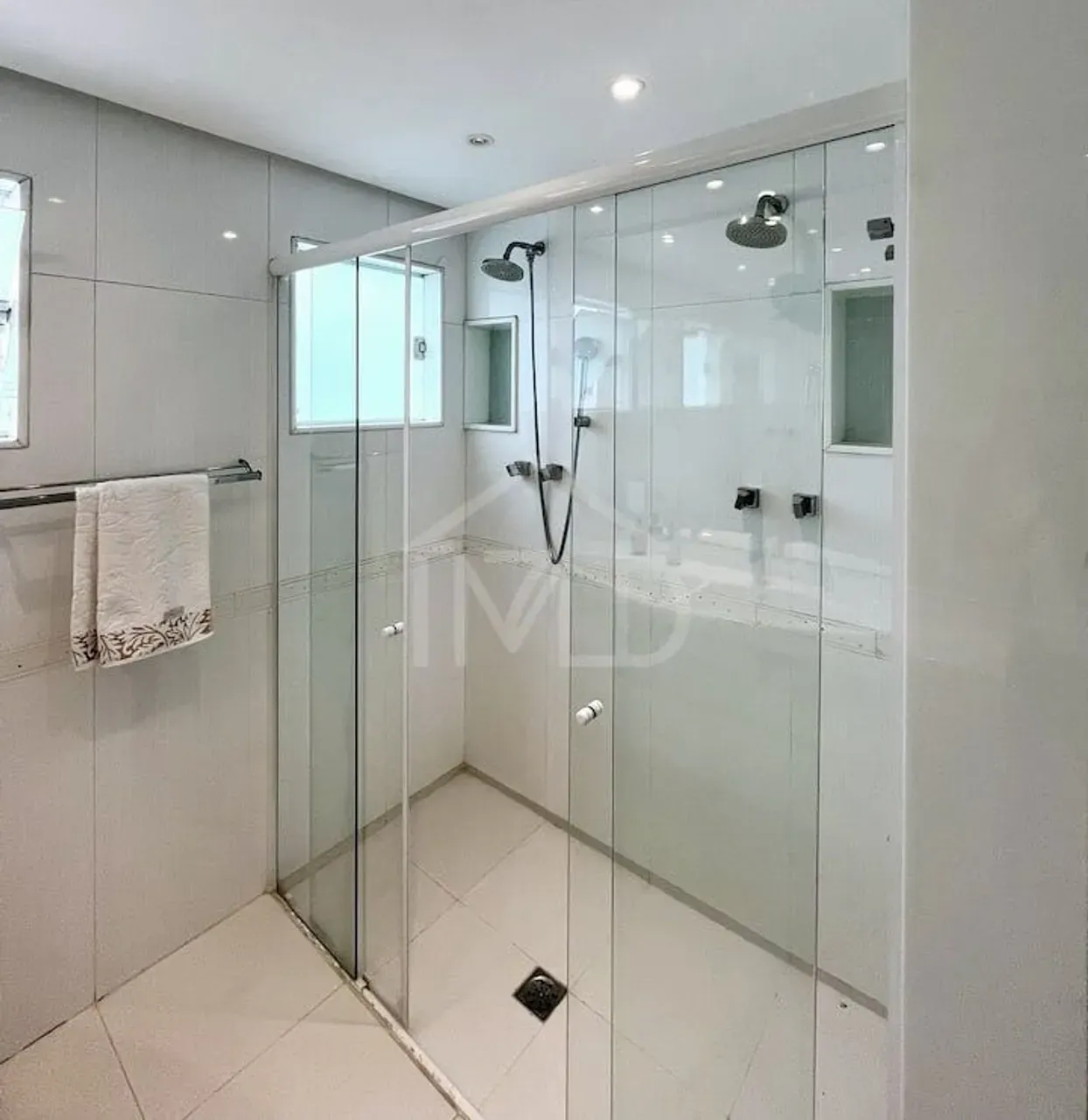 Furnished house with 5 bedrooms and 5 bathrooms, 1100 m² — photo 17