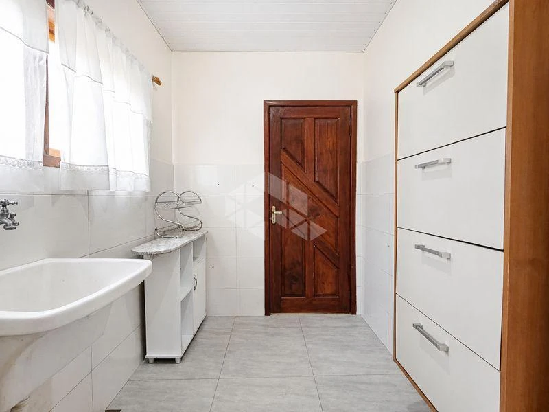 Balcony with a grill in a 2-bedroom house, 100 m² — photo 2