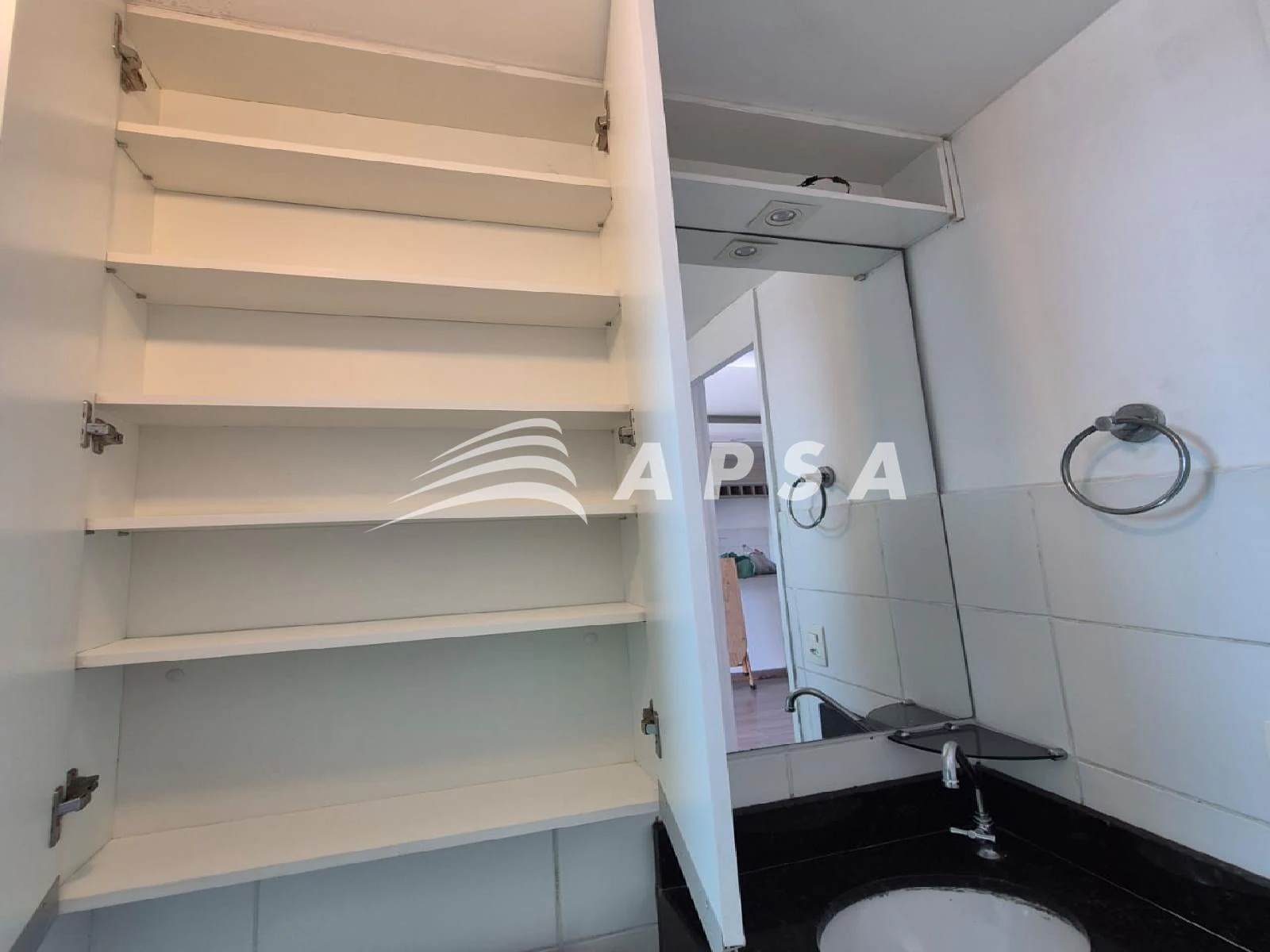 Apartamento de 2 quartos com piso de madeira ou laminado — photo 13