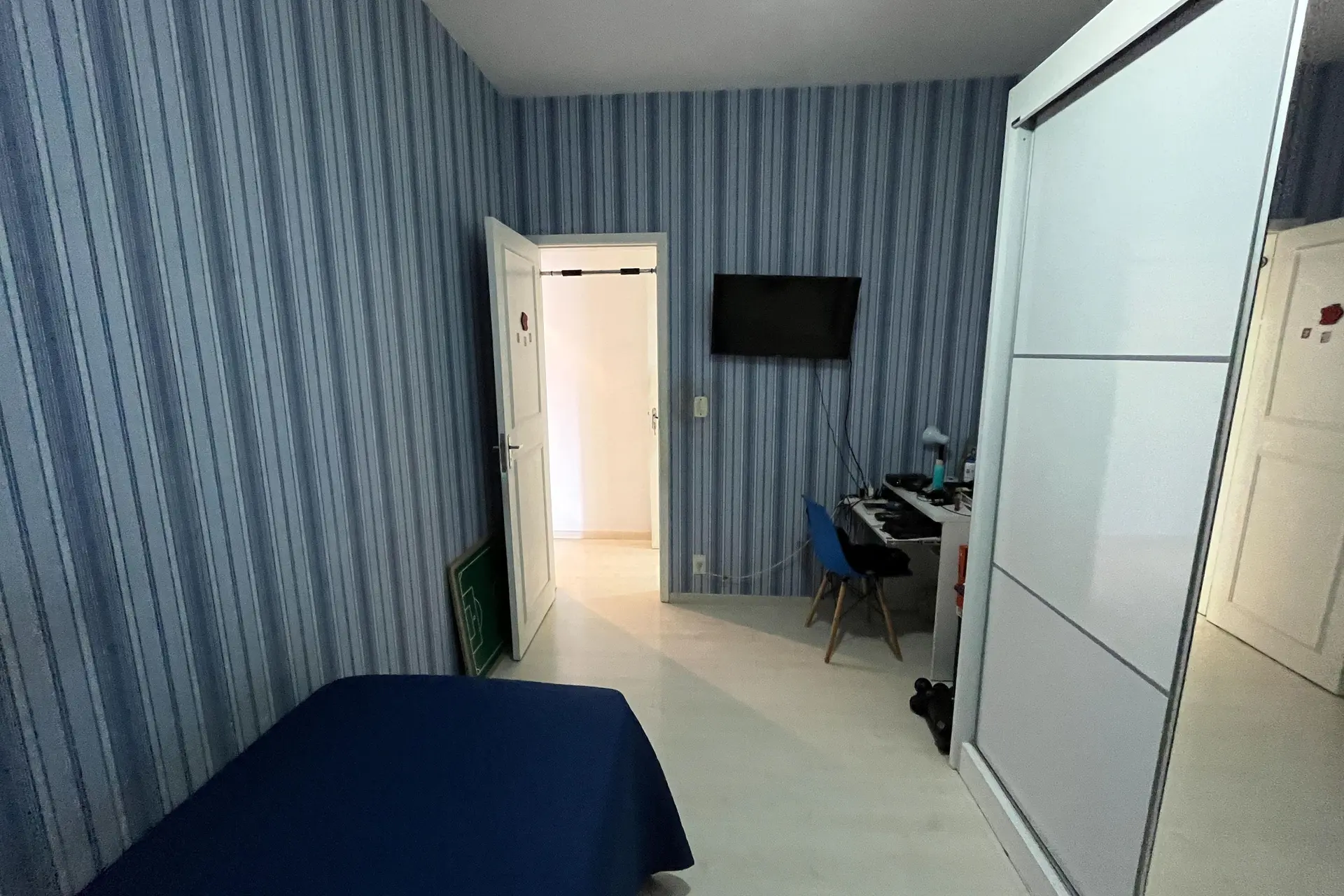 Glass-enclosed balcony in a 3-bedroom apartment, 131 m² — photo 25