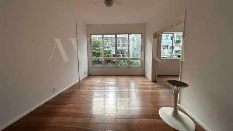 113 m² apartment with a walk-in closet and a home office