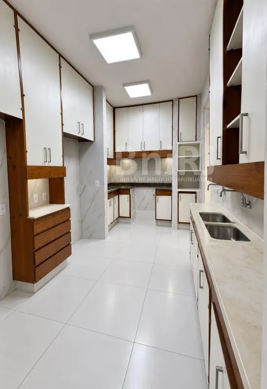 Home office in a 4-bedroom apartment, 280 m² — photo 28