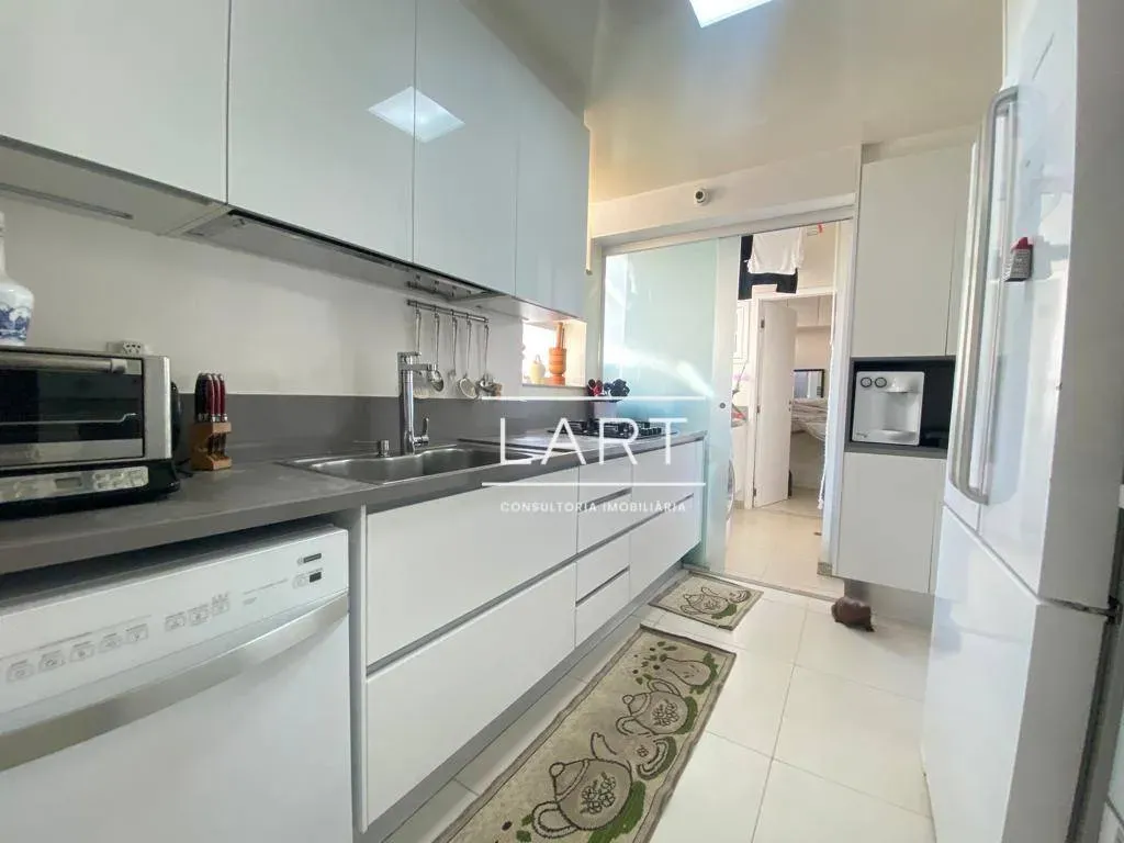 Apartamento com 4 dormitórios e 5 banheiros, 350 m² — photo 26