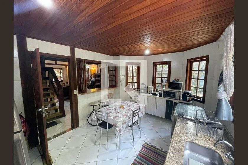 Облаштований будинок 245 м² з 4 спальнями та грилем на балконі — photo 3
