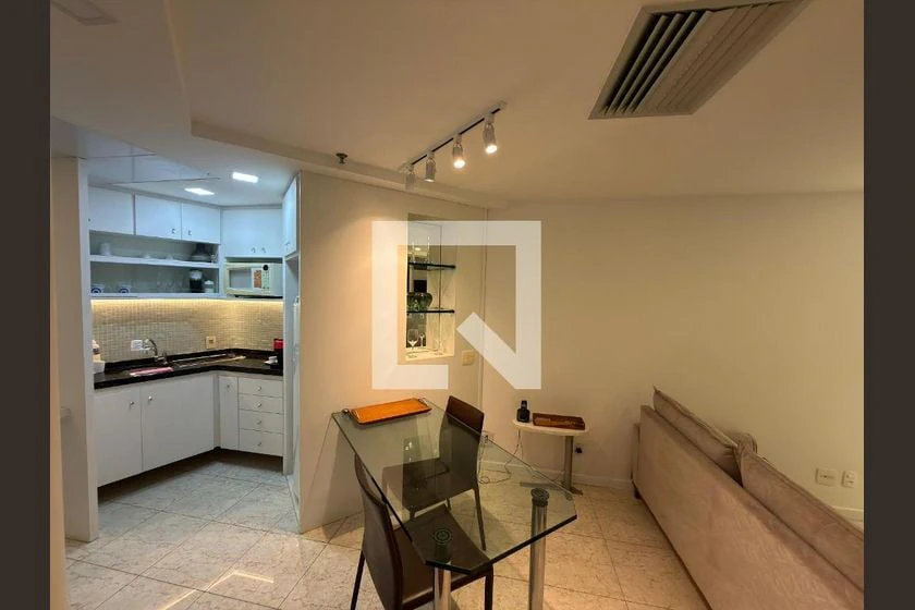 Apartamento mobiliado com cozinha americana e armários — photo 13