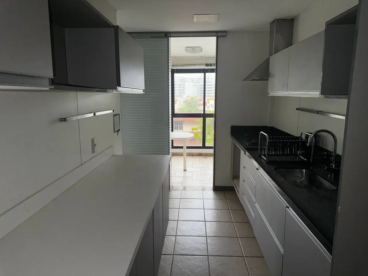 Apartamento com 4 quartos e varanda de vidro — photo 23