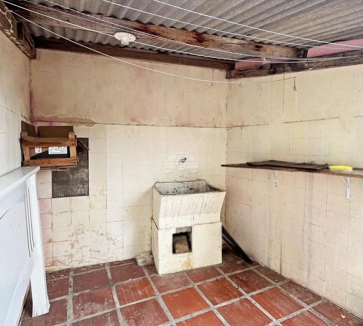 2-bedroom house with wood or laminate floors in Curitiba — photo 16