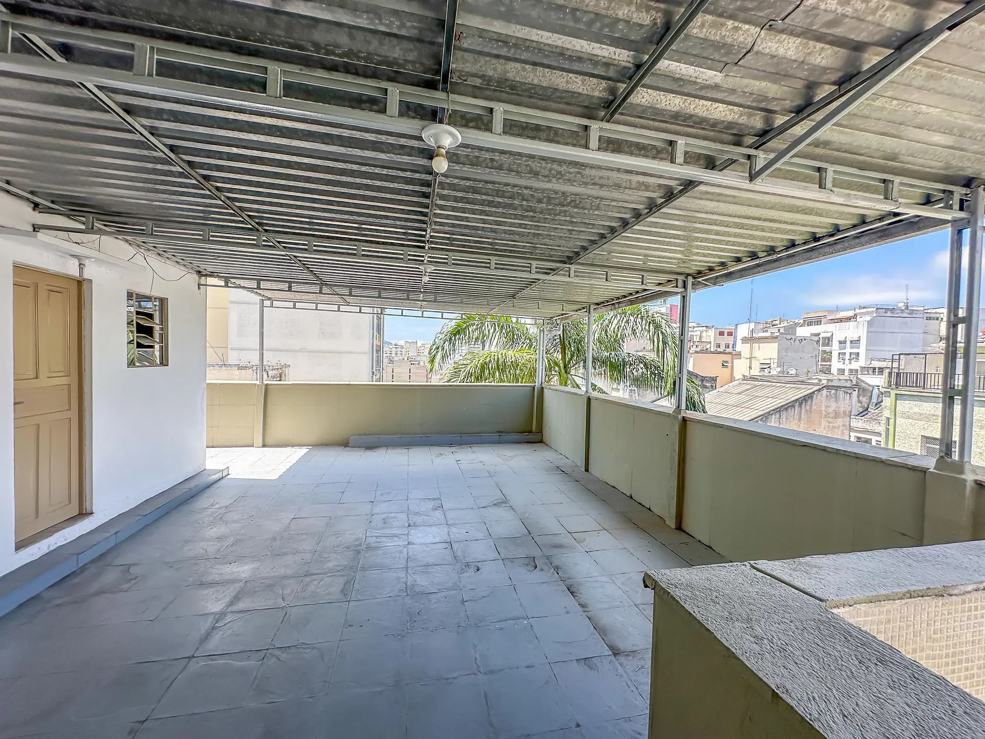 140 m² apartment with a jacuzzi and a bathtub — photo 38