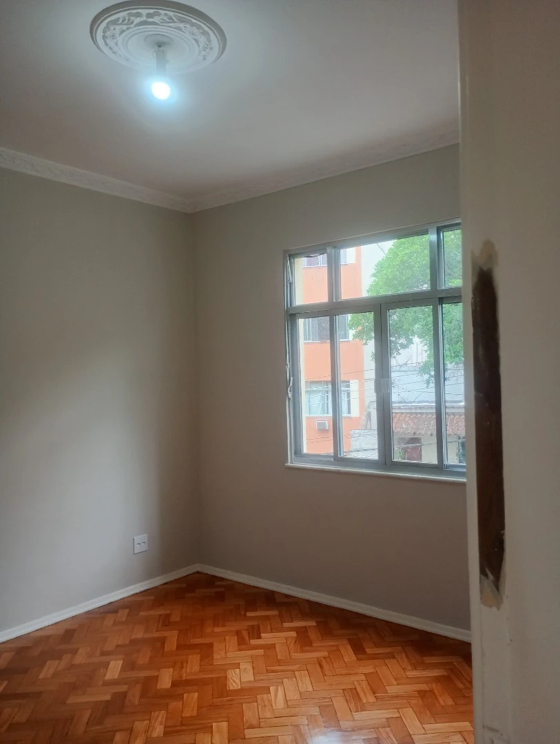 Wood or laminate floors in a 3-bedroom apartment, 60 m² — photo 13