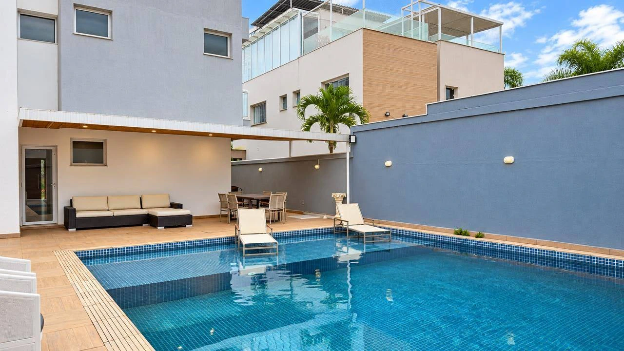 4-bedroom house with floor-to-ceiling windows — photo 6