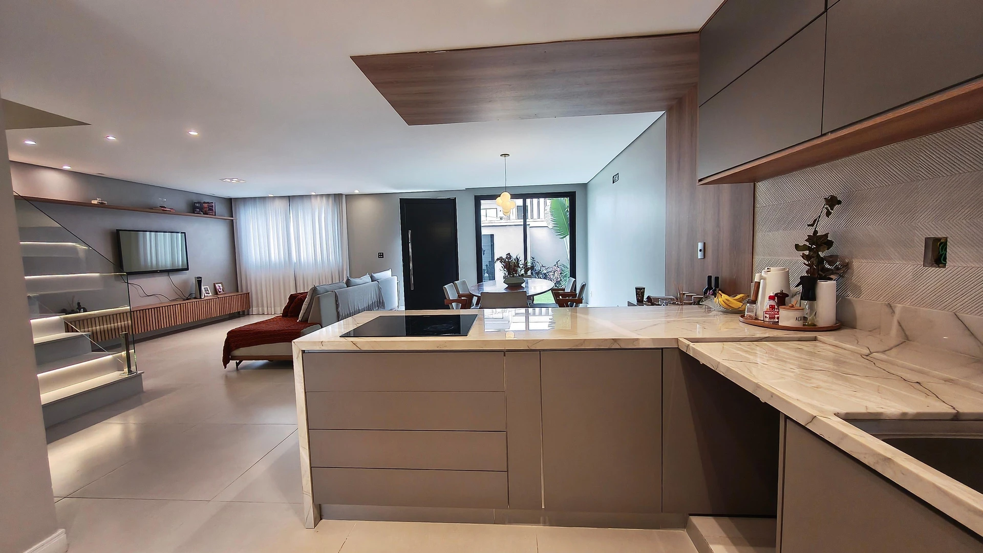 Jacuzzi in a 5-bedroom house, 350 m² — photo 20