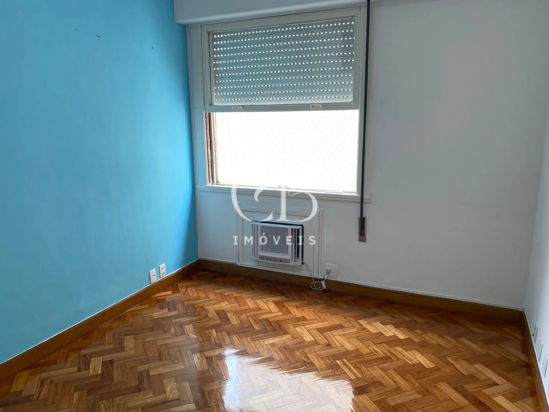 Apartment with 4 bedrooms and a glass-enclosed balcony — photo 47