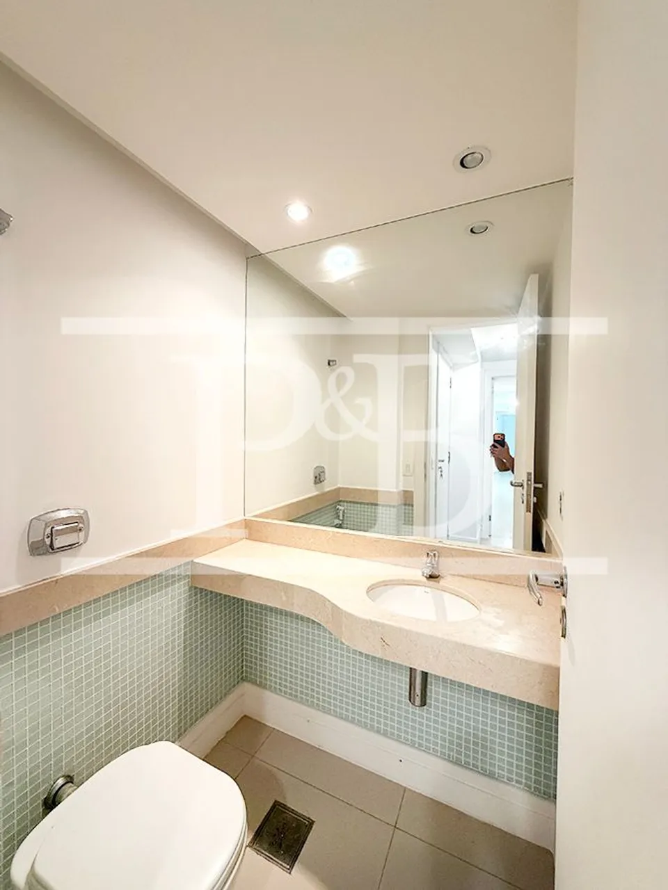 4-bedroom 300 m² apartment with a balcony — photo 6