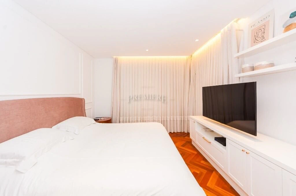 266 m² apartment with a walk-in closet and a bathtub — photo 27