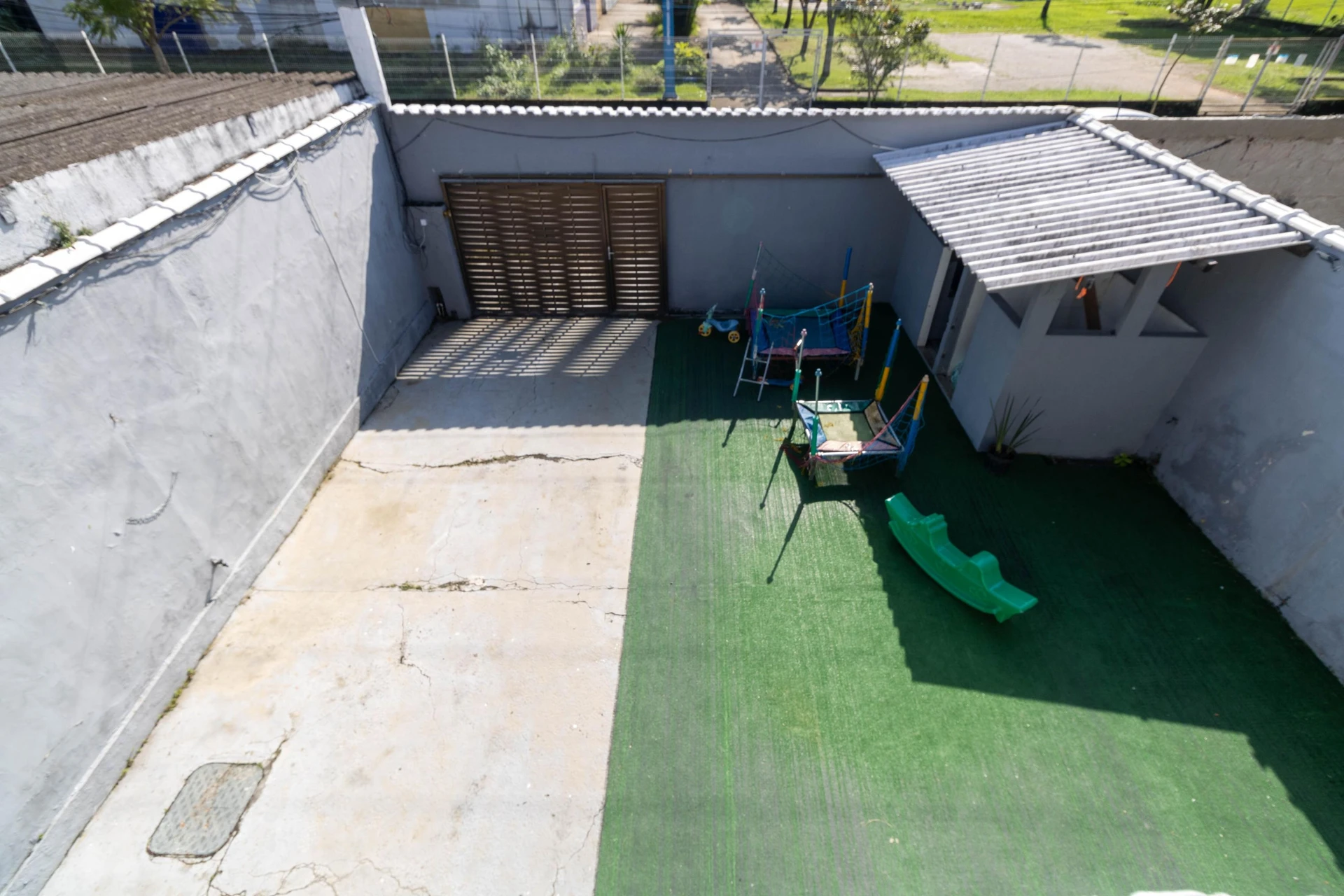 House with 3 bedrooms and a separate kitchen with gas stove — photo 47