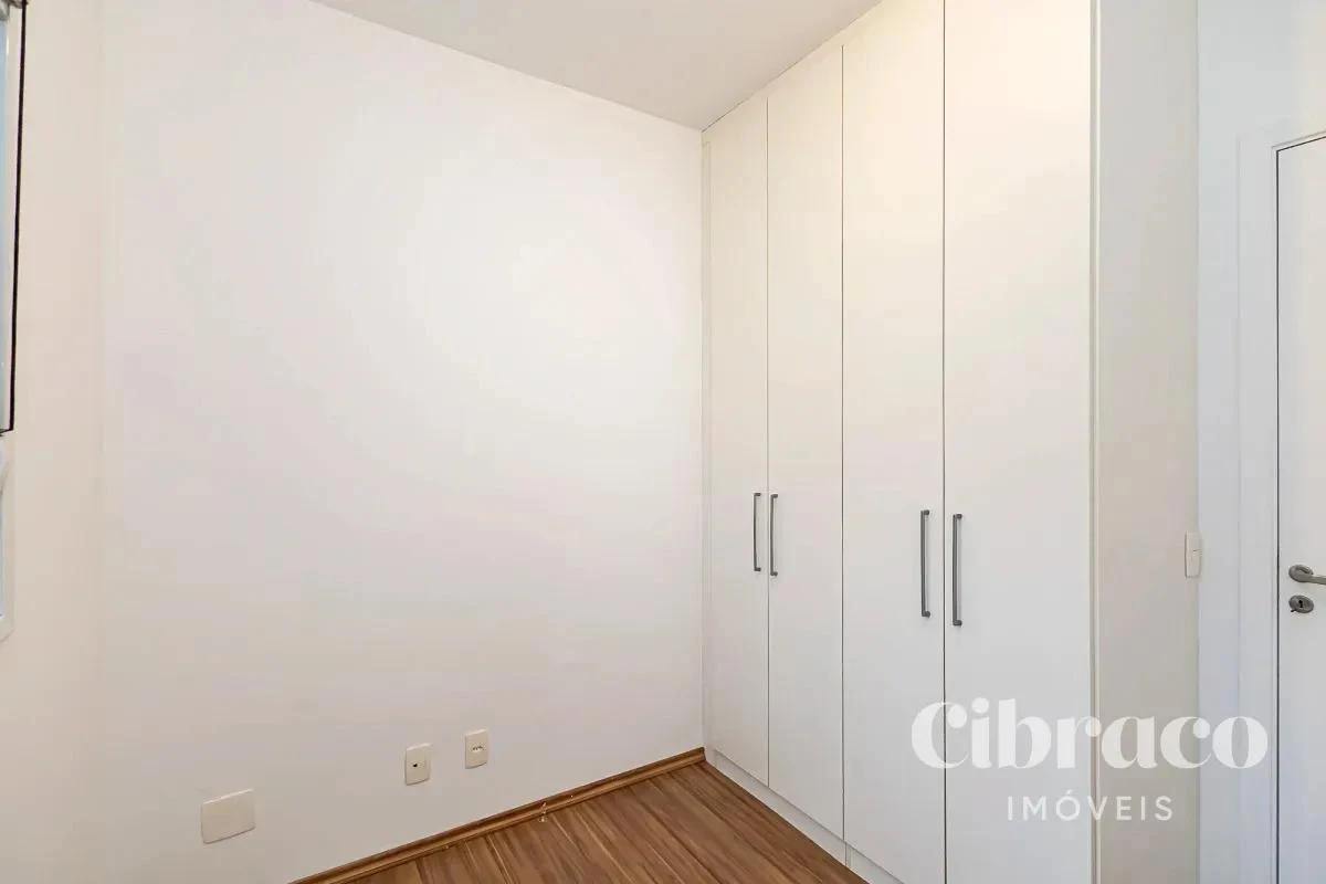 Balcony with a grill in a 4-bedroom apartment, 131 m² — photo 24