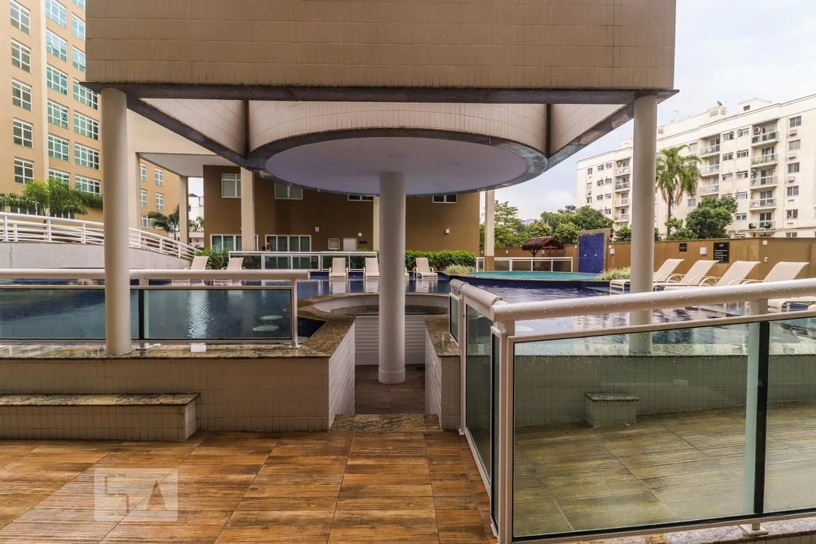 Furnished 1-bedroom apartment with a glassed balcony — photo 40