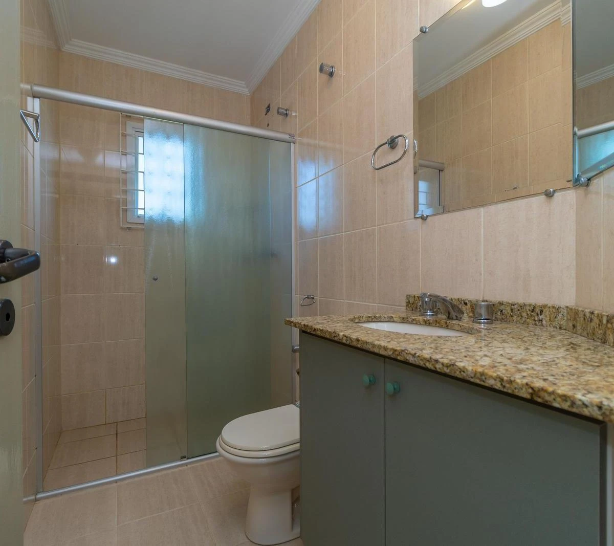 Walk-in closet in a 3-bedroom house, 140 m² — photo 9