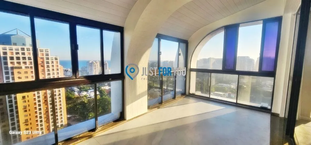 3-bedroom apartment with 4 baths and balcony — photo 2