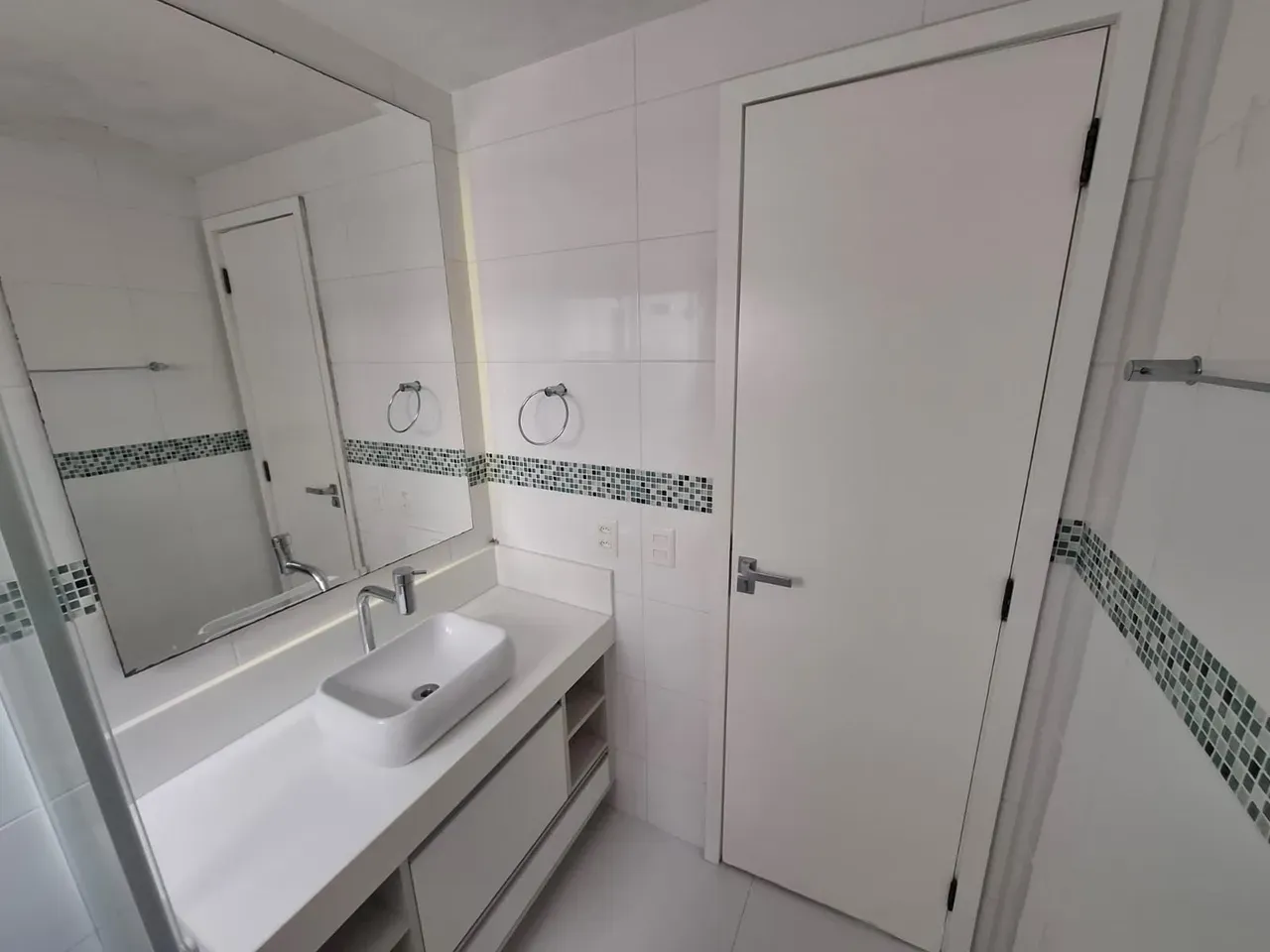 Glass-enclosed balcony in a 2-bedroom apartment, 107 m² — photo 17