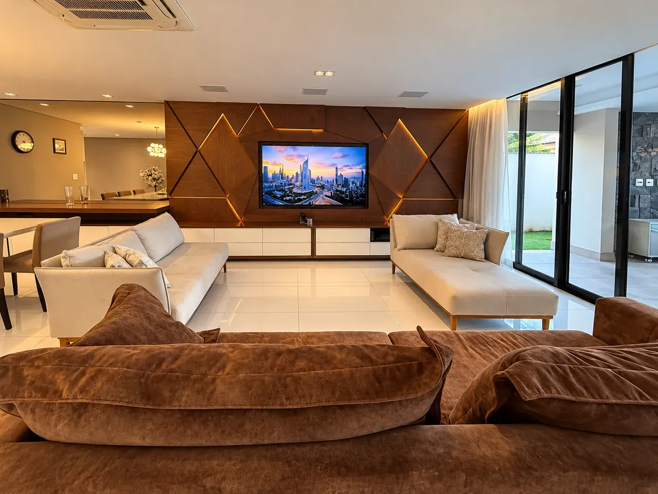 Furnished house, 980 m², with floor-to-ceiling windows — photo 2
